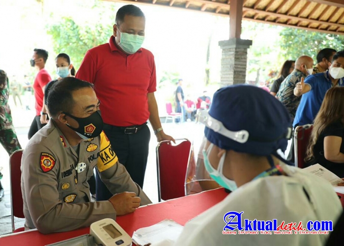 Kapolres Gianyar Bersama Forkompimda Melaksanakan Vaksin Covid-19 Tahap II