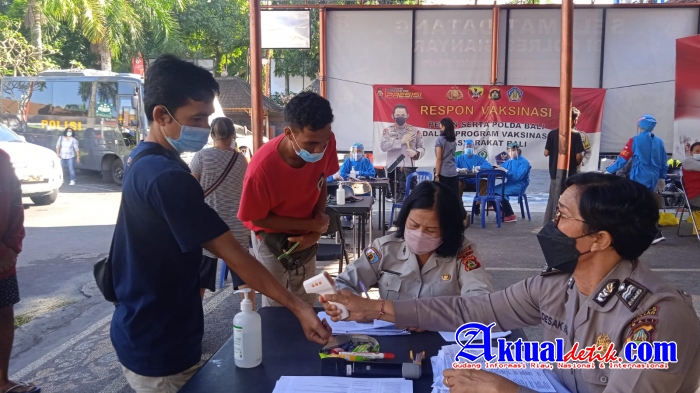 Antusias Serbuan Masyarakat Dalam Vaksinasi di Polres Gianyar