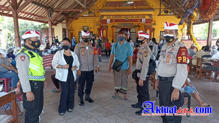 Kapolsek Gianyar Pimpin Pengamanan Vaksinasi Massal Covid-19 Tahap II di Kelurahan Abianbase