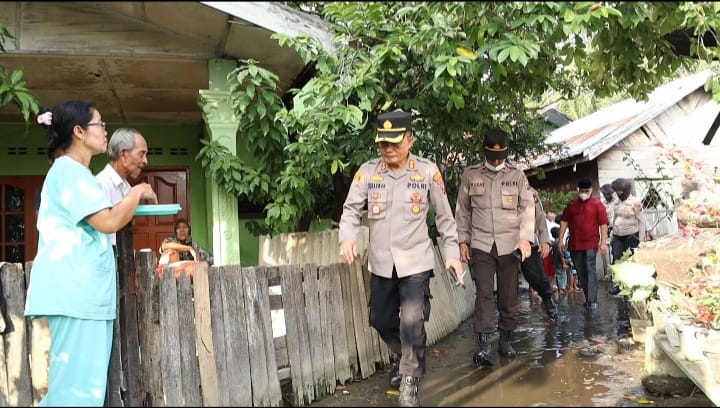 Kapolres Belawan AKBP Faisal Rahmat, S.ik, SH MH Langsung Turun Bagikan Sembako Dampak Banjir