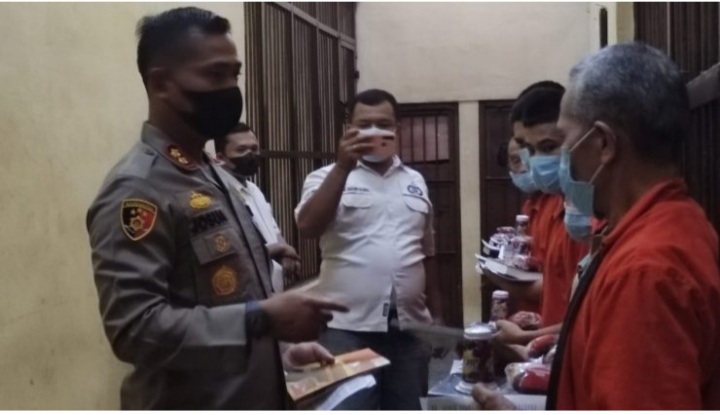 Kapolres Samosir Beri Tali Asih Kepada Para Tahanan
