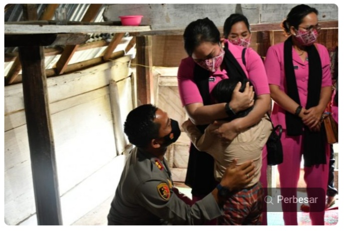ibu Ketua Cabang Bhyangkari Polres Samosir dan Pengurus Bhayangkari kunjungi rumah duka