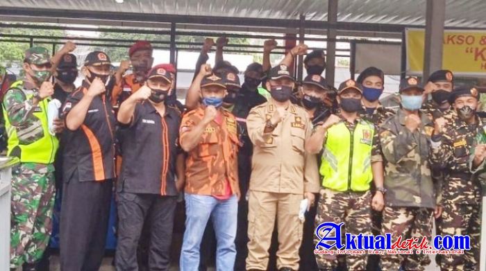 Camat Bandungan Bersama Forkopimcam Bagikan Masker Pada Pedagang Pasar Baru