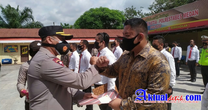 Kapolsek Medan Helvetia Beri Penghargaan Kepada Anggotanya yang Berprestasi dan Warga Yang Peduli