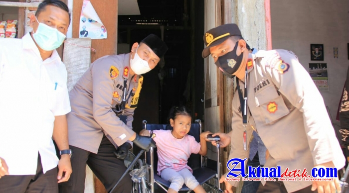 Kapolres Lhokseumawe Memberikan Kursi Roda Untuk Bocah Lumpuh di Gampong Jawa