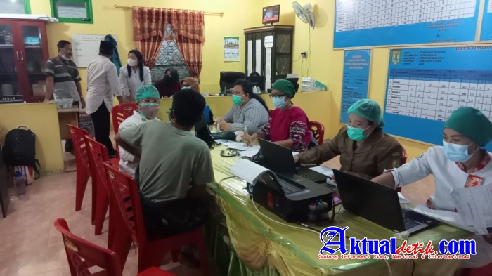 Warga Desa Pematang Sijonam Suntikan Vaksinasi Covid-19 Berjalan Lancar