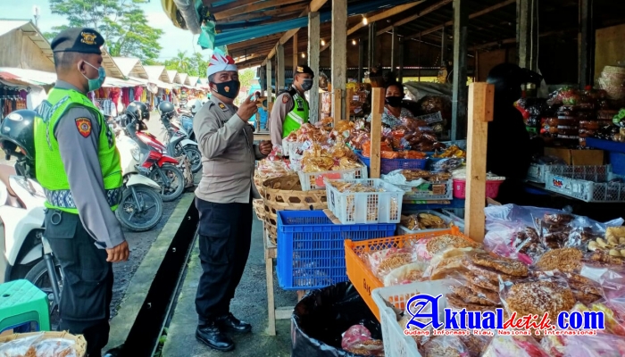 Petugas Posko PPKM Relokasi Pasar Samplangan Tiada Henti Beri Himbauan Prokes