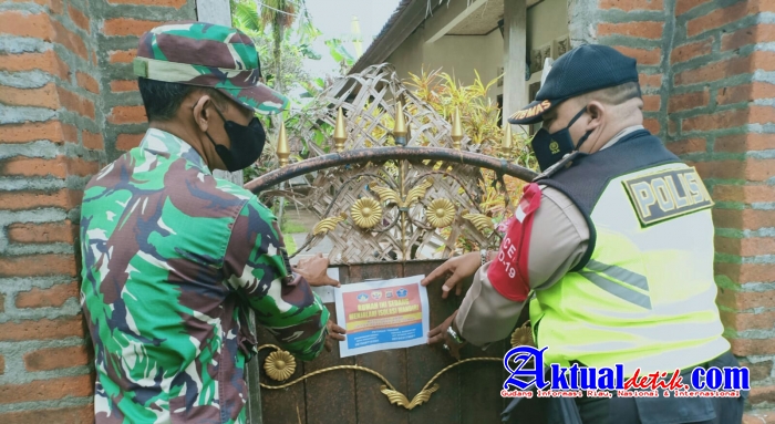 Efektif Dalam Pengawasan Bhabinkamtibmas Dan Babinsa Singakerta Tempel Stiker Dirumah Warga Isoman