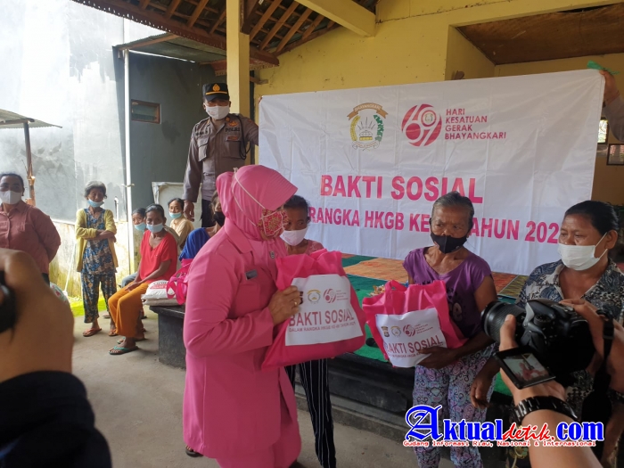 Ketua Cabang Bhayangkari Karangasem dan Bhayangkari Sidemen Bagikan Sembako Ke Warga Kurang Mampu