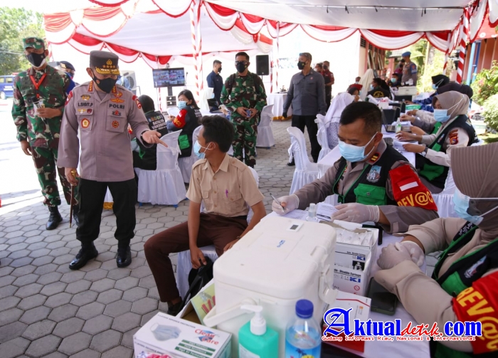 Tinjau Vaksinasi Serentak 10 Titik di NTB, Kapolri Harap Target Pemerintah Segera Terwujud 