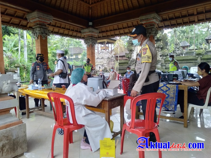 Kapolsek Tampaksiring Pantau Langsung Giat Vaksinasi Masyarakat Tercecer di Wilayah Desa Manukaya