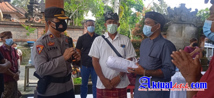 Pimpin Pengamanan Kegiatan Vaksinasi, Kabag Ops Polres Gianyar Bagikan Masker Gratis