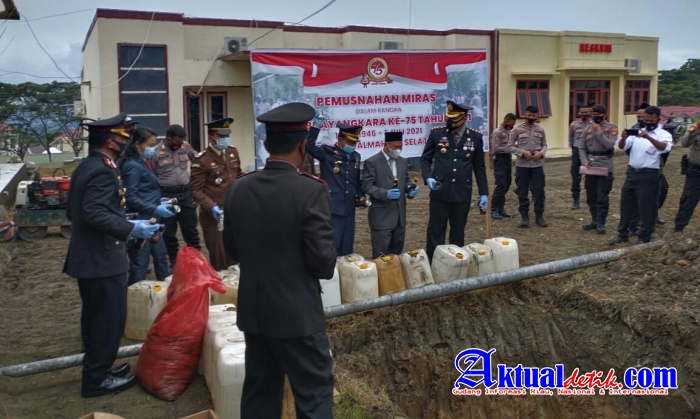 Hari Bhayangkara Ke75, Polres Halsel Musnahkan Ribuan Liter Miras