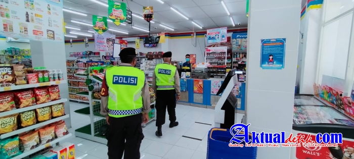 Pastikan Penerapan Prokes, Patroli Polsek Tampaksiring Beri Himbauan di Toko Modern