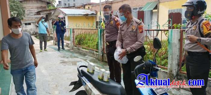 Dukung Kesembuhan Warga Terpapar Covid, Polsek Lima Puluh Bagikan Vitamin