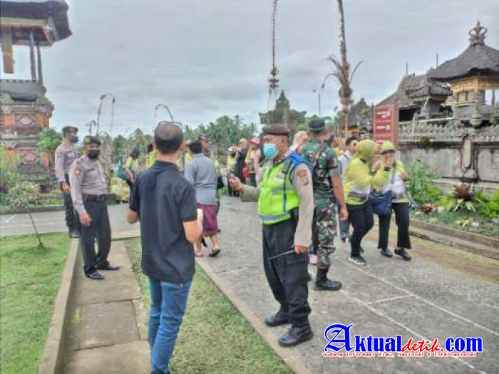 Pantau Kunjungan Wisatawan, Pawas Bersama Anggota Polsek Bangli Sambangi Obyek Wisata Penglipuran
