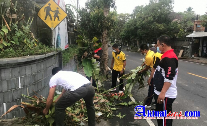Peduli Lingkungan Sabtu Bersih, Personel Polsek Tampaksiring Melaksanakan Kerja Bhakti