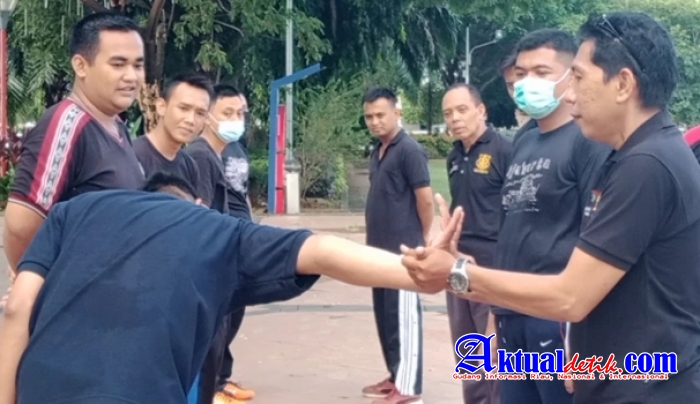 Elang Security Nusantara Berlatih di Simpang 5 Semarang