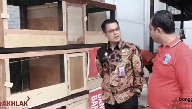 Nimrot Sihotang Kepala Rutan Kelas 1 Tanjung Gusta Meninjau Pelatihan Cara Beternak Ayam Kampung.