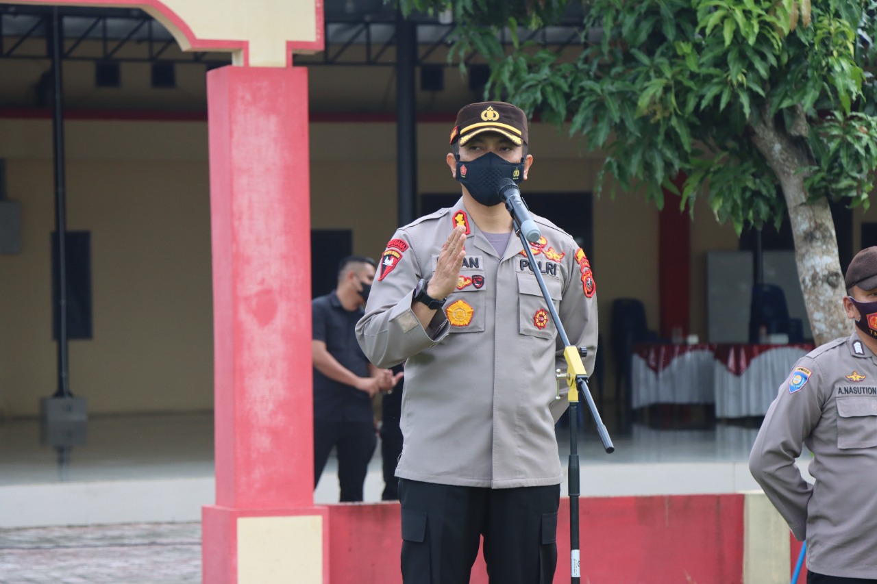 Kapolresta Deli Serdang Anugerahkan Reward Kepada Personil Polresta Deli Serdang Yang Berprestasi.
