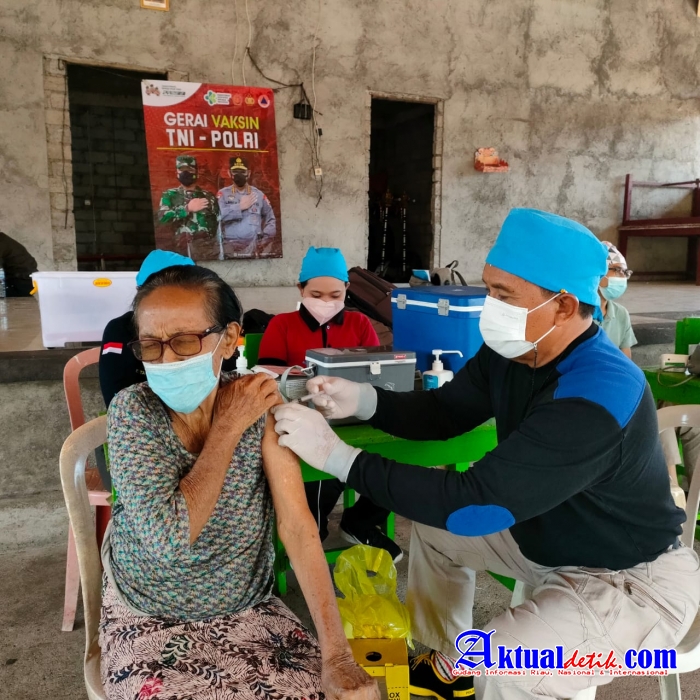Tetap Semangat Dalam Mencapai Zona Hijau, Team Vaksinator Polres Karangasem Solid Ngayah