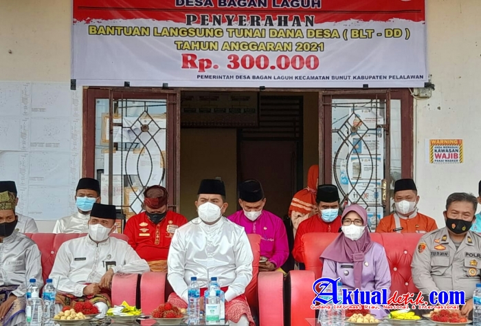 Bupati Pelalawan Serahkan BLT Secara Simbolis Di Desa Bagan Laguh