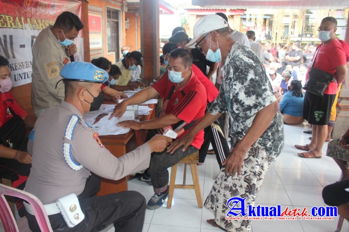 Antusias Warga Datangi Gerai Vaksin Presisi Polres Gianyar di Desa Tulikup 