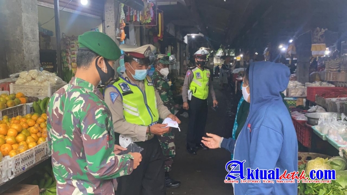 Selalu Bersinergi Dengan Steakholder Polres Gianyar Gencar Laksanakan Pembagian Masker
