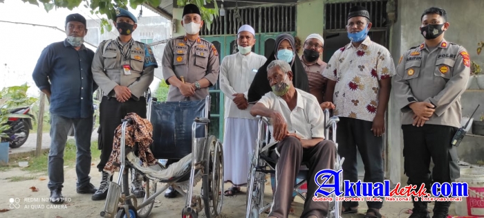 Kapolres Lhokseumawe Bantu Kursi Roda Untuk Warga Lumpuh di Hagu Barat Laut