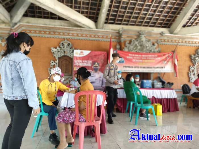 Percepat Capai Target, Team Vaksinator Polres Karangasem Sasar Masyarakat Desa Gegelang