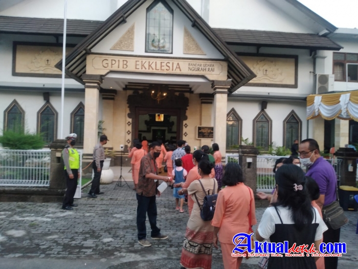 Pengamanan Giat Ibadah Minggu, Personil Polres Bandara Tekankan Taat Prokes di GPIB Ekklesia