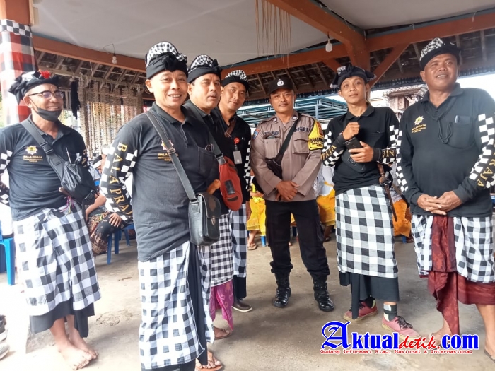 Sipandu Beradat, Bhabinkamtibmas dan Pecalang Desa Adat Selat Amankan Giat Upacara Dewa Yadnya