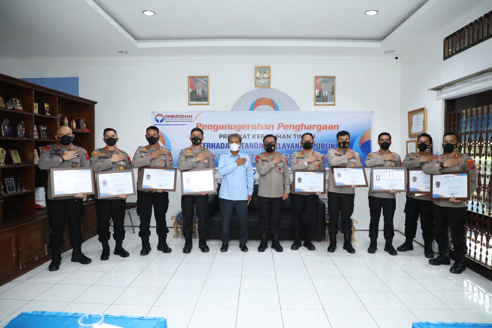 Kapolda Sumut Terima Penghargaan Kepatuhan Tertinggi Standar Pelayanan Publik dari Ombudsman RI Perw