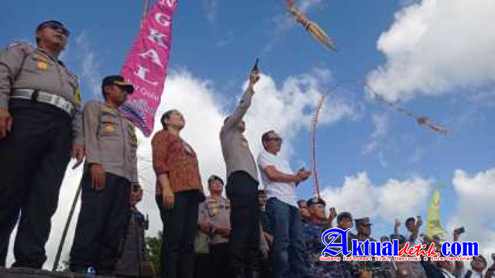 HUT Bhayangkara Ke-77, Kapolda Bali Lepas Peserta Lomba Perahu Layar Tradisional Nusa Penida 2023