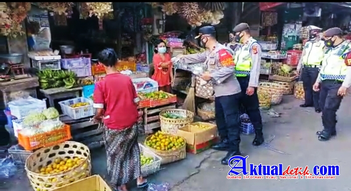 Tekan Penyebaran Covid-19, Kapolsek Gianyar Selalu Bagikan Masker Gratis Kepada Warga