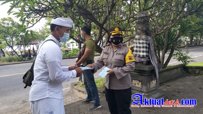 Waka Polres Klungkung Bagikan Masker Kepada Para Pemedek di Depan Pura Gua Lawah