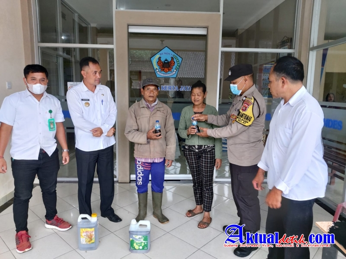 Cegah PMK, Bhabinkamtibmas dan Perbekel Amerta Buana Serahkan Cairan Eco Enzim ke Peternak