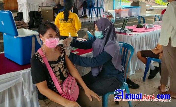 Tuntaskan Masyarakat Tervaksin Menuju Zona Hijau,Vaksinator Polres Karangasem Layani Masyarakat Umum