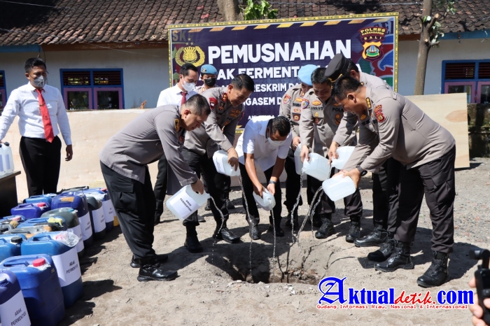 Kapolda Bali Hadiri Pemusnahan 2.051 Liter Arak Fermentasi di Polres Karangasem