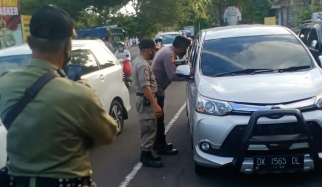Hindari Pemudik Lolos, Personil Polres Klungkung Perketat Pemeriksaan di Pos Sekat Larangan Mudik