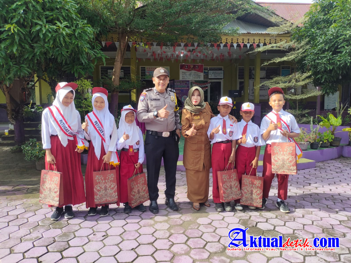 Babinkamtibmas AIPDA Alamsah Berbagi di SD Negri 024 Kelurahan Sorek 1