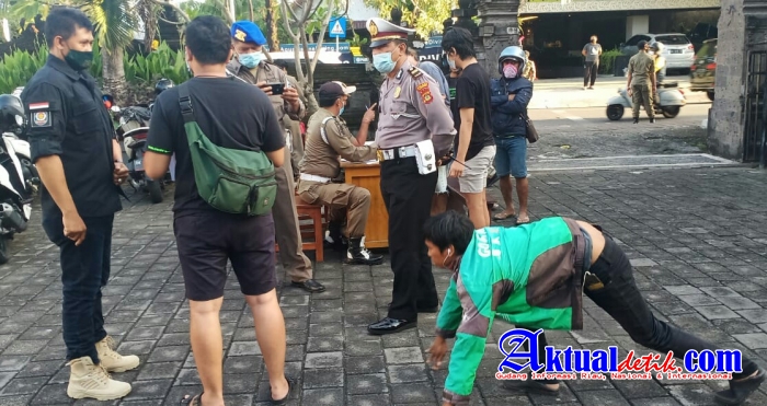 Puluhan Personil Gabungan Polri-Satpol PP Lakukan Operasi Masker di Kuta Utara