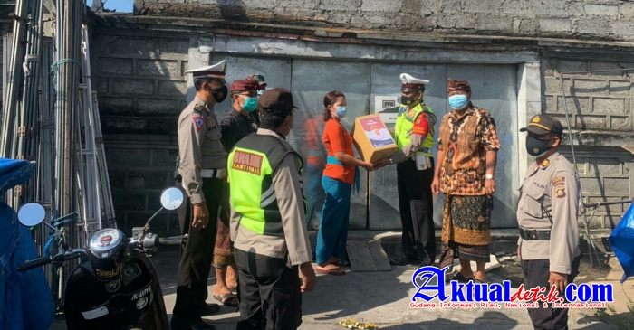 Polres Gianyar Berikan Bantuan Sosial Tali Asih Kepada Masyarakat Yang Terdampak Covid-19
