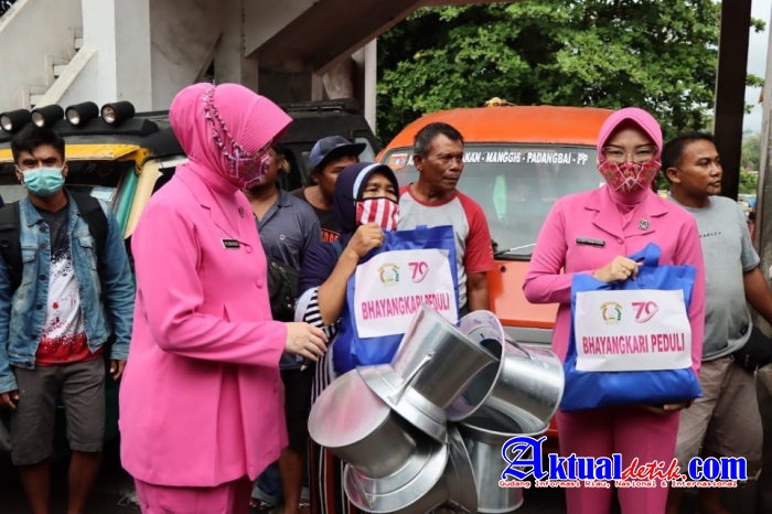 Pedagang Dandang Menerima Bantuan Paket Sembako dari Ketua Bhayangkari Cabang Karangasem