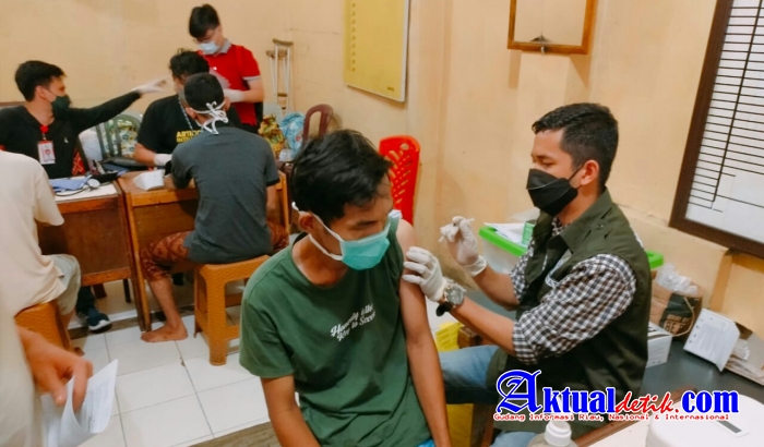 Untuk Mencegah Penularan Covid-19, Polresta Pekanbaru Berikan Vaksin Untuk Tahanan