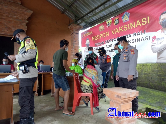 Kapolsek Tampaksiring Pantau Langsung Pelaksanaan Vaksinasi di Wantilan Jaba Pura Kertha Bhuana