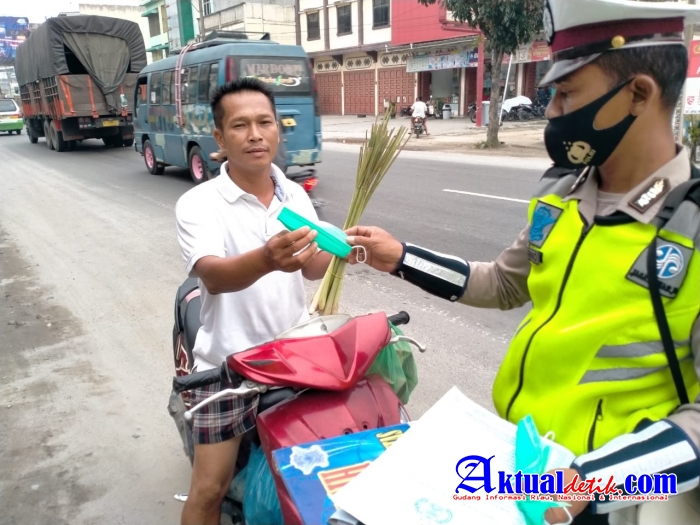 Operasi Yustisi, Sat Lantas Polres Sergai Pasang Stiker Protokol Kesehatan