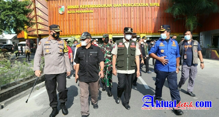 Kapolresta Pekanbaru Hadiri Pelepasan Team Pemyemprotan Disinfektan Massal