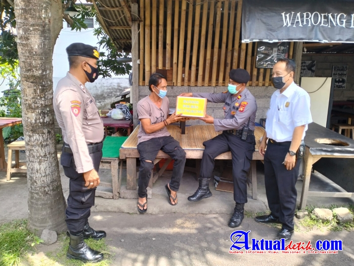 Sat Samapta Polres Klungkung Bagikan Sembako Kepada Warga Terdampak Penyesuaian Harga BBM