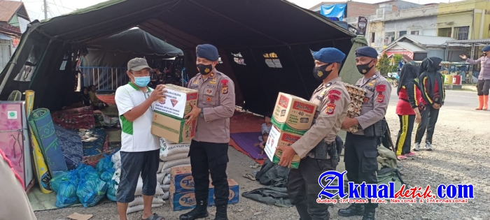 Personel Kompi 2 Batalyon B Pelopor bersama Bhayangkari melaksanakan kegiatan Baksos